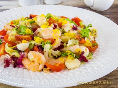 салат из креветок на гриле с лимоном из овощей хорицо Стоковое Фото -  изображение насчитывающей деликатес, кулинарно: 215476512