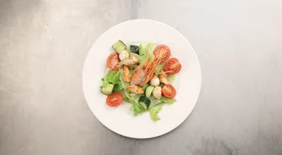 Легкий салат с тигровыми креветками, овощами и зеленью - рецепт автора  Михаил