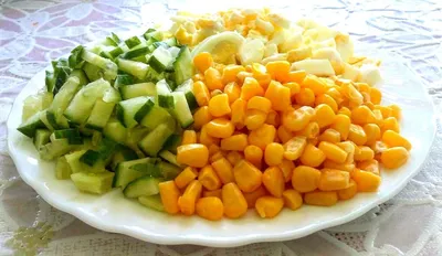 Салат из отварных яиц, свежего огурца и консервированной кукурузы - рецепт  автора Любовь