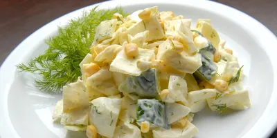 Салат с кукурузой, яйцами и огурцом - Лайфхакер