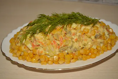 Салат с рыбными консервами, кукурузой и яйцами. | Простые рецепты | Дзен