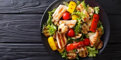 Гриль-салат с курицей и овощами - Лайфхакер
