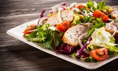 Легкий салат с курицей и свежими овощами | Пикабу