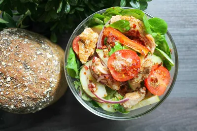Рецепт на выходные: хрустящий салат с курицей и разноцветными овощами