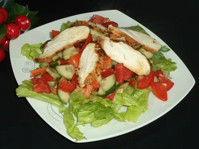 Теплый салат с курицей и овощами Стоковое Изображение - изображение  насчитывающей соус, крен: 169680961