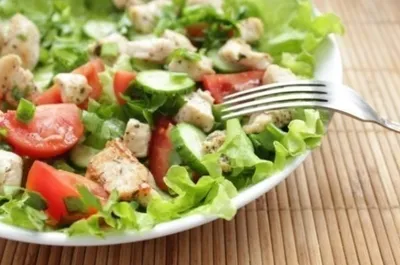 Легкий салат с курицей и свежими овощами: пошаговый рецепт