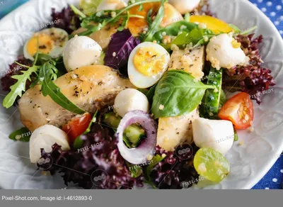 Тёплый салат с курицей, шпинатом и помидорами - The-Challenger.ru
