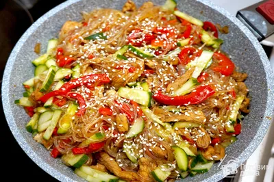 Салат с огурцами и говядиной по-корейски - Лайфхакер