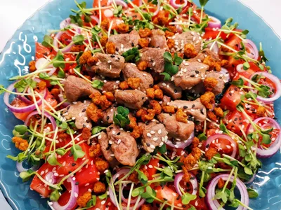 Тёплый салат с говядиной и овощами: рецепт - Лайфхакер