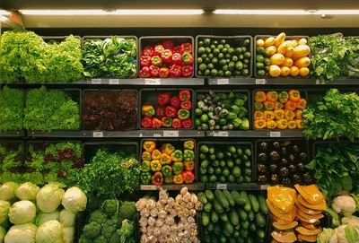Как оформить прилавок с овощами и фруктами для роста продаж: 20 полезных  советов - новости компании Факел
