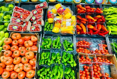 Как оформить прилавок с овощами и фруктами для роста продаж: 20 полезных  советов - новости компании Факел