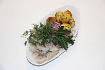 Селедка с маринованным луком и консервированным горошком | Кулинарные  рецепты с фото пошагово