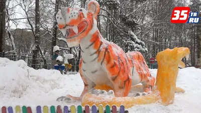 Снежный ангел, Снегурочка и тигр поселились возле детского сада № 66 в  Вологде - YouTube