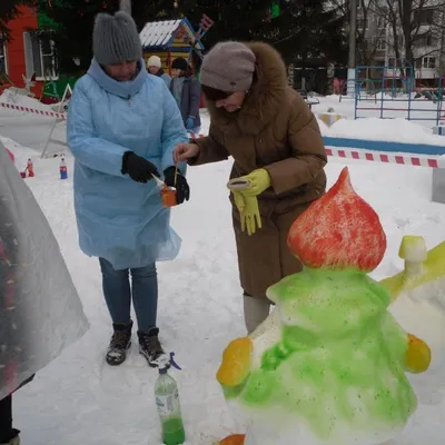 Зимняя сказка. Жительница Внукова украшает свой двор фигурками из снега