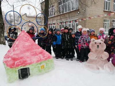 Снежные постройки на участке детского сада для зимних игр и забав детей.
