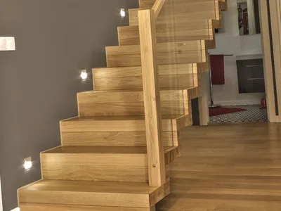Деревянная лестница из ясеня - купить по выгодной цене | Wood trades  Мебельный щит