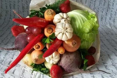 Купить ягодно-овощной букет \"Принц\" по доступной цене с доставкой в Москве  и области в интернет-магазине Город Букетов
