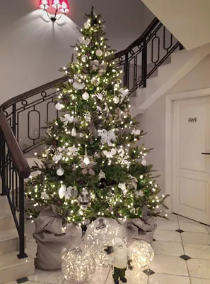 Как украсить елку 2021 в классическом стиле | Рождественские венки, Для  дома, Декор
