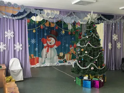 Декорация со снеговиками в музыкальный зал для детского сада — новогодний  задник для сцены