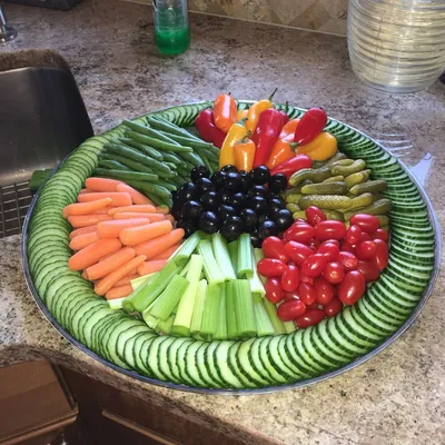 Украшение стола фруктами и овощами фото фотографии