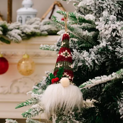 Вязаная елка на новогоднем фоне в …» — создано в Шедевруме