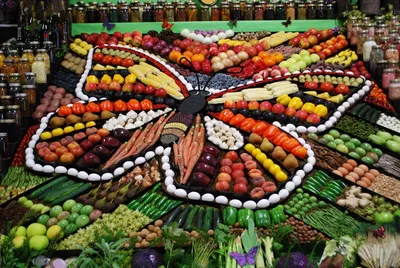 Выкладка фруктов и овощей на вертикальных витринах Tesey — Brandford