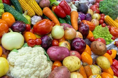 Фермерские рынки сезонных фруктов и овощей красочная витрина с маленьким  разноцветным перцем | Премиум Фото