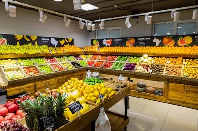Выкладка овощей и фруктов в магазине фото фотографии