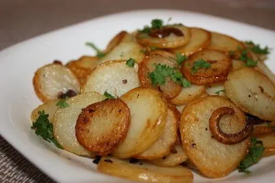 Жареная картошка с чесноком на сковороде по деревенски рецепт с фото  пошагово - 1000.menu