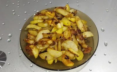 Жареная картошка с луком и яйцами - Лайфхакер