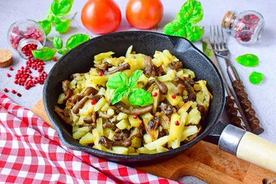 Жареная картошка с луком на сковороде с корочкой: рецепт с фото пошагово в  домашних условиях