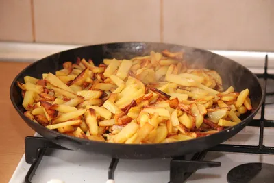 Жареная картошка на сковороде фото фотографии