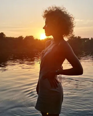 Изображение Анастасии Талызиной на фоне заката