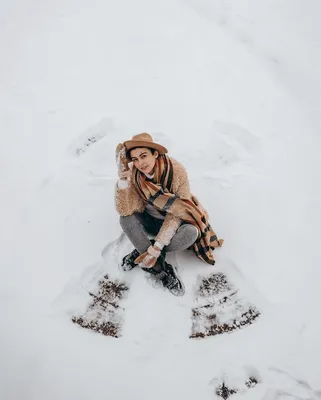 Зимние забавы. Молодая женщина лежит на снегу и лепит снежного ангела,  Stock Footage Включая: семья и зима - Envato Elements