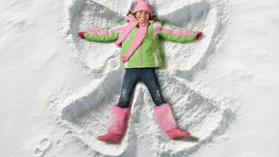 Концепция ангела снега Крылья ангела на снегу Привлекательная молодая  девушка в распространении ее руки Стоковое Фото - изображение насчитывающей  праздник, счастливо: 161375682