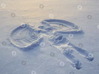 Женщина делает снежного ангела лежащим в снегу, Stock Footage Включая: 4k и  аэро - Envato Elements