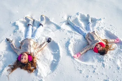 человек в белом скафандре лежит на снегу, картинки снежных ангелов фон  картинки и Фото для бесплатной загрузки