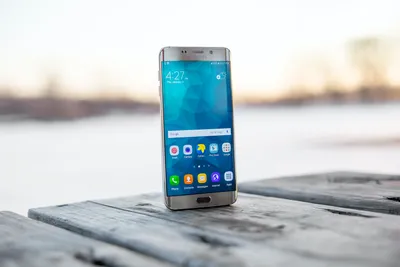 смартфон Samsung серебристого цвета · Бесплатные стоковые фото
