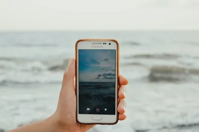 человек, держащий белый смартфон Samsung Android · Бесплатные стоковые фото