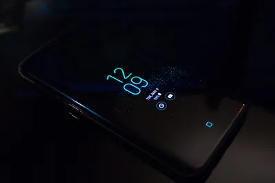 включенный черный смартфон Samsung на базе Android с отображением часов в  12:09 · Бесплатные стоковые фото