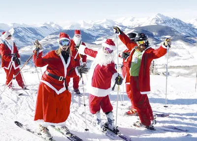 Активного Деда Мороза на лыжах встретили жители Королева в «Лосином  острове» | Подмосковье Сегодня