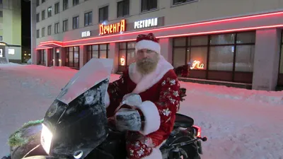Дед Мороз на трехколесном мотоцикле