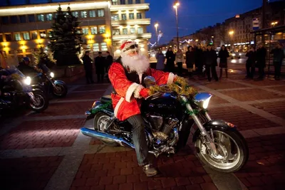 Дед мороз байкер на мотоцикле 🏍 …» — создано в Шедевруме