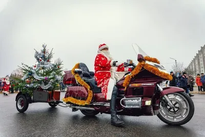 Дед Мороз на трехколесном мотоцикле