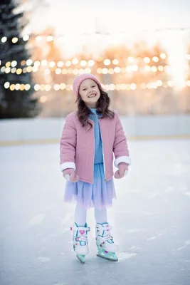 Дети катаются на коньках по …» — создано в Шедевруме