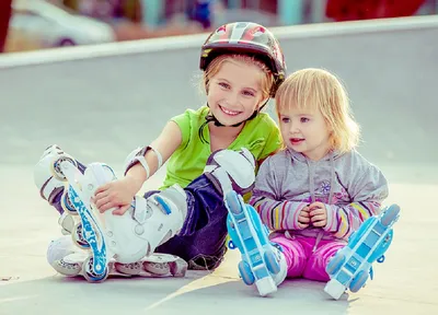 Счастливое катание на коньках детей на катке Outdoors спорт и здоровый  образ жизни Смешные дети, они сестры и девушки Стоковое Изображение -  изображение насчитывающей учить, немного: 130445697