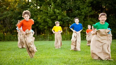 Дети на прогулке весной в парке города Девушка W Стоковое Изображение -  изображение насчитывающей жизнерадостно, девушка: 108872611