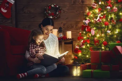Семья дарит детям подарки в комнате на Рождество Стоковое Фото -  изображение насчитывающей сынок, давать: 162213852