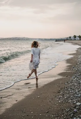 Девушка на берегу моря картинки фотографии