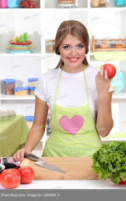 молодая красивая женщина готовит еду на кухне Stock Photo | Adobe Stock